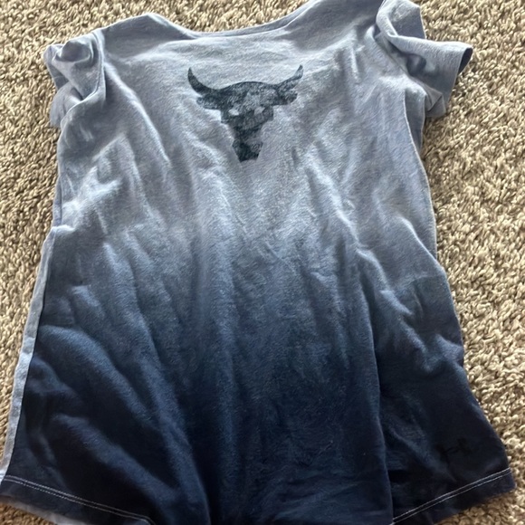Four under armor workout tees.The sizes range between a youth M to an adult XS. - Picture 9 of 10